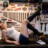 Melly på værkstedsbordet